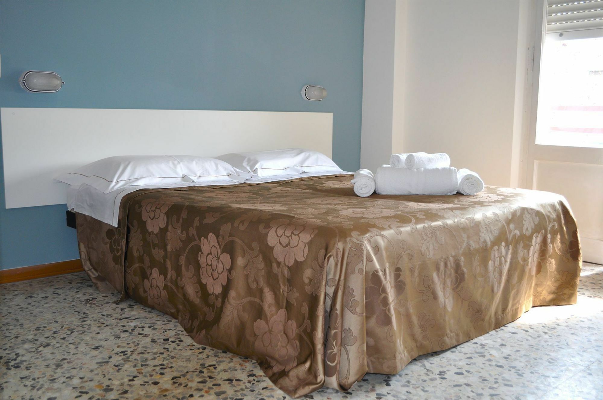 Hotel Urano Cattolica Buitenkant foto