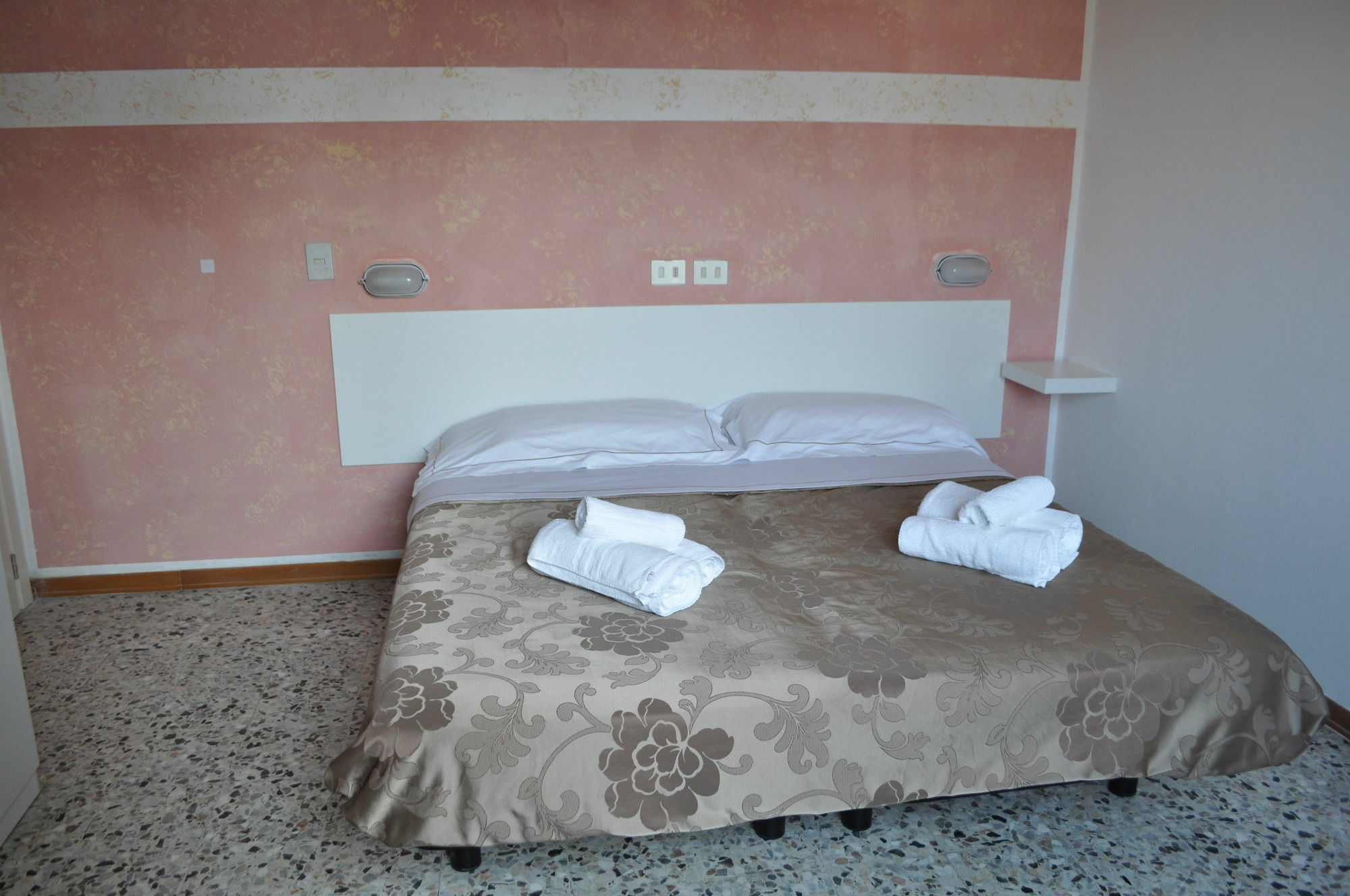 Hotel Urano Cattolica Buitenkant foto